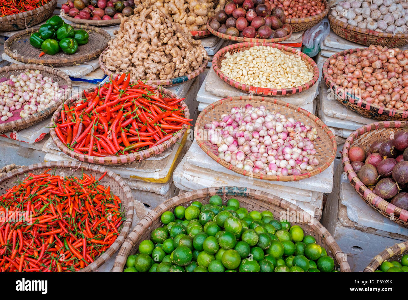 Chili peppers, Limes, Ingwer und Knoblauch zum Verkauf an Dong Xuan Market, Hoan Kiem District, Altstadt, Hanoi, Vietnam Stockfoto