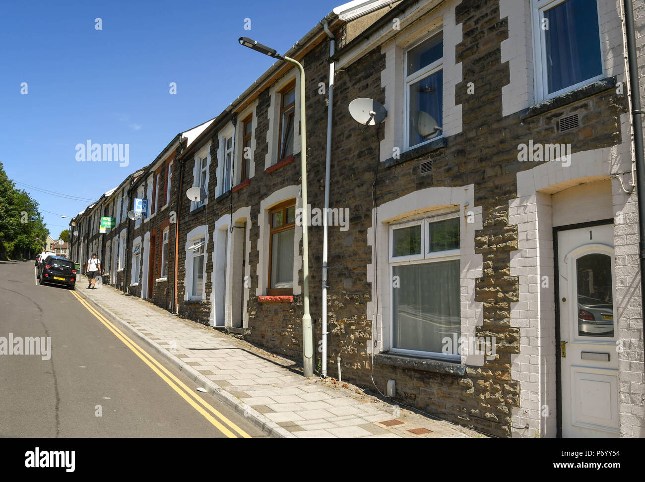 Reihe von Reihenhäusern in Treforest, Pontypridd mit Schilder, Zimmer zu vermieten Stockfoto