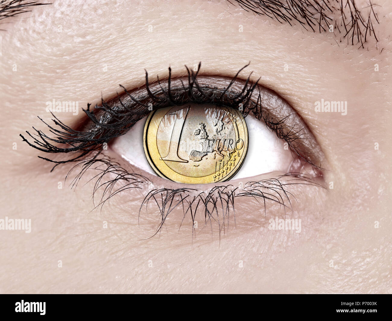 Frau Auge schließen oben mit Euro Münze Stockfoto