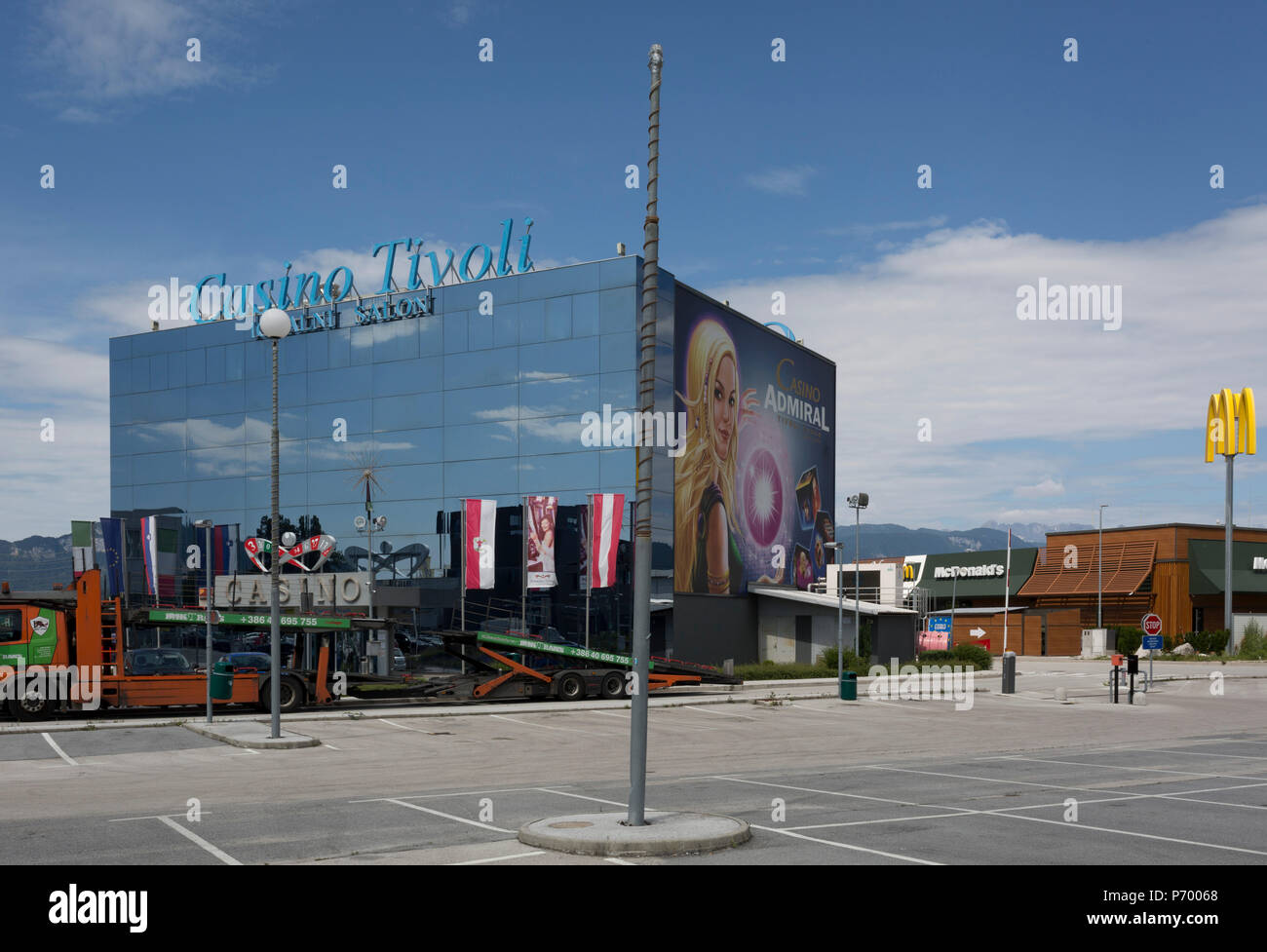 Eine Landschaft von einer Stadt casino und Parkplatz am Rande eines ländlichen Slowenischen Stadt, am 18. Juni 2018 in Bled, Slowenien. Stockfoto