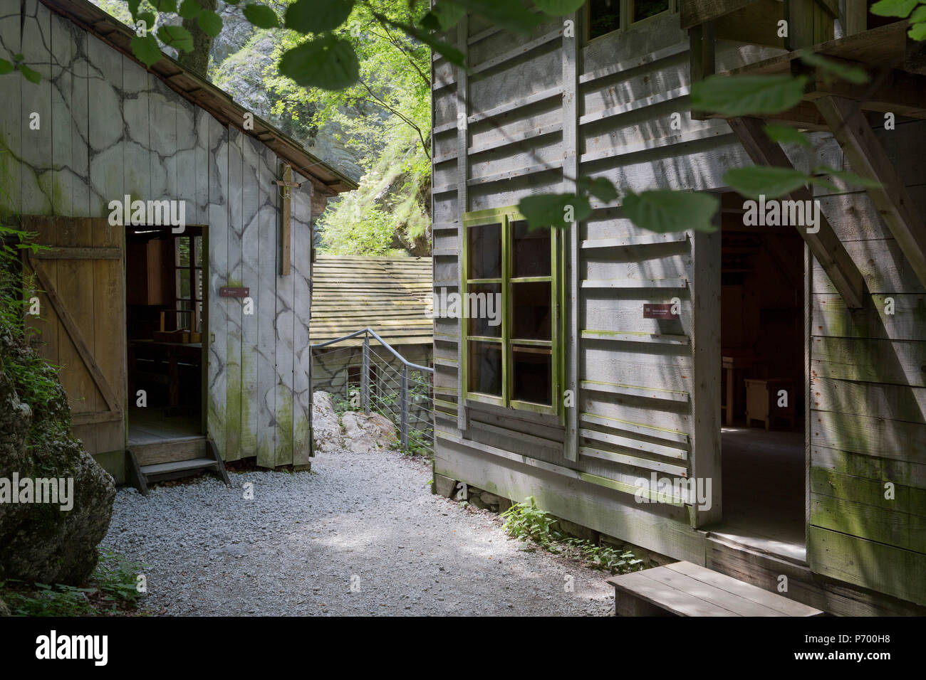 Rekonstruierten Hütten der WW2-Ära Franja Partisanen Krankenhaus, am 20. Juni 2018, in der Nähe der Dolenji Novaki, Slowenien. Von Dezember 1943 bis zum Ende des Krieges als Teil einer breit organisierten Widerstand gegen die faschistischen und nationalsozialistischen Besatzungstruppen, wurde das Krankenhaus in eine tiefe Schlucht in den ländlichen Slowenien, wo Kämpfer aus vielen Bereichen in diesem geheimen Ort behandelt werden gebracht wurden. 578 wurden hier behandelt, aber die Sterblichkeit waren nur 10% und die Site wurde nie von den Deutschen entdeckt. Franja Vorläufig ist in die UNESCO-Liste des Weltkulturerbes. Stockfoto