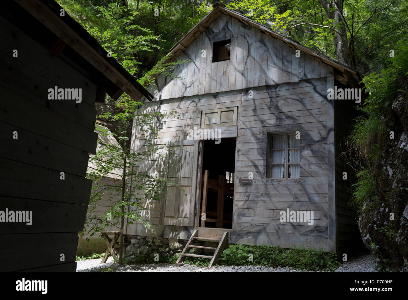 Rekonstruierten Hütten der WW2-Ära Franja Partisanen Krankenhaus, am 20. Juni 2018, in der Nähe der Dolenji Novaki, Slowenien. Von Dezember 1943 bis zum Ende des Krieges als Teil einer breit organisierten Widerstand gegen die faschistischen und nationalsozialistischen Besatzungstruppen, wurde das Krankenhaus in eine tiefe Schlucht in den ländlichen Slowenien, wo Kämpfer aus vielen Bereichen in diesem geheimen Ort behandelt werden gebracht wurden. 578 wurden hier behandelt, aber die Sterblichkeit waren nur 10% und die Site wurde nie von den Deutschen entdeckt. Franja Vorläufig ist in die UNESCO-Liste des Weltkulturerbes. Stockfoto