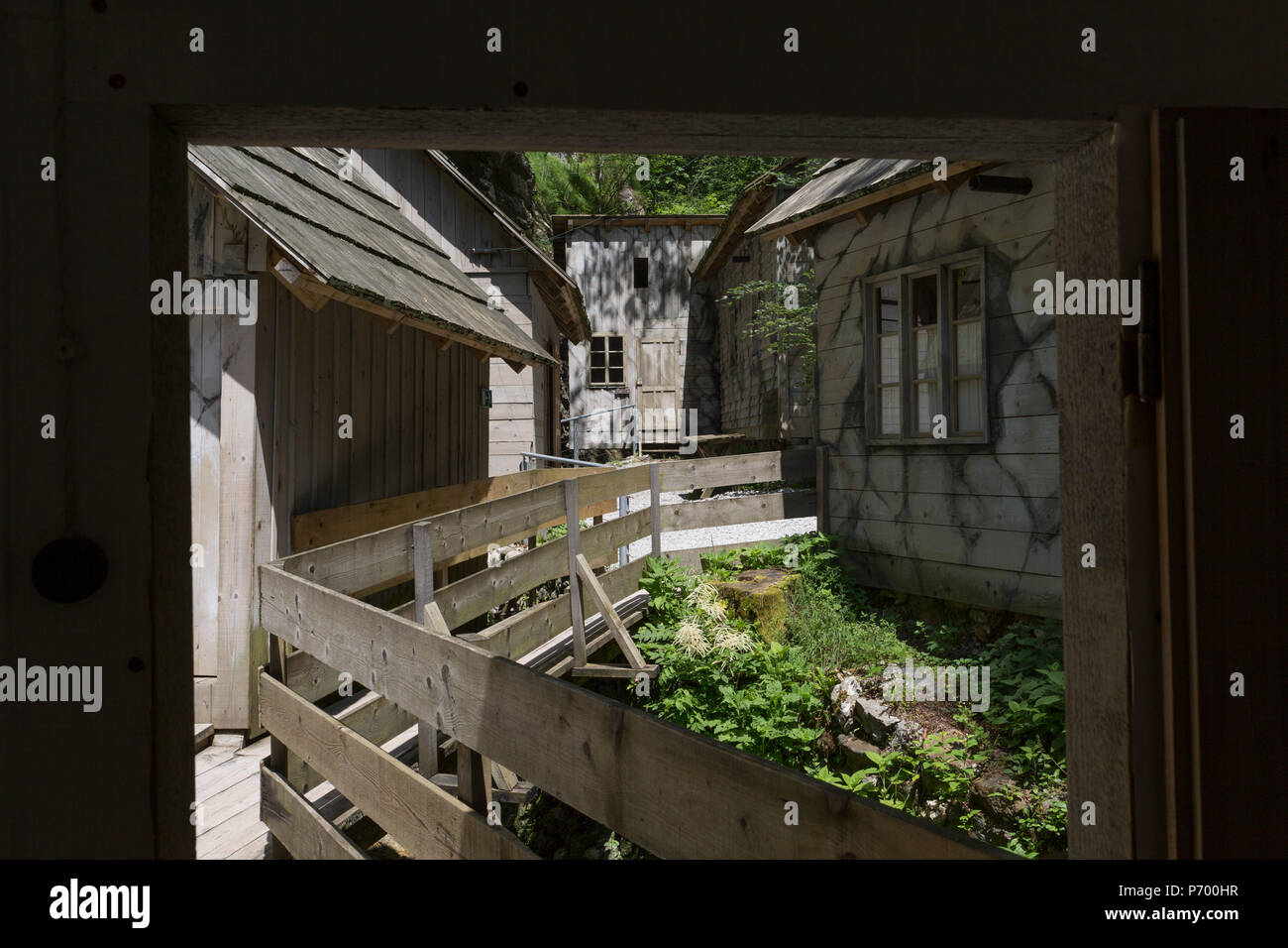 Rekonstruierten Hütten der WW2-Ära Franja Partisanen Krankenhaus, am 20. Juni 2018, in der Nähe der Dolenji Novaki, Slowenien. Von Dezember 1943 bis zum Ende des Krieges als Teil einer breit organisierten Widerstand gegen die faschistischen und nationalsozialistischen Besatzungstruppen, wurde das Krankenhaus in eine tiefe Schlucht in den ländlichen Slowenien, wo Kämpfer aus vielen Bereichen in diesem geheimen Ort behandelt werden gebracht wurden. 578 wurden hier behandelt, aber die Sterblichkeit waren nur 10% und die Site wurde nie von den Deutschen entdeckt. Franja Vorläufig ist in die UNESCO-Liste des Weltkulturerbes. Stockfoto