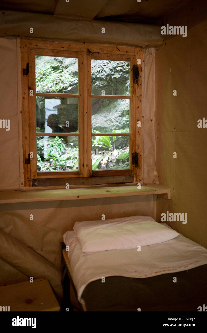 Innenraum der Kabine für die Verwundeten an der WW2-Ära Franja Partisanen Krankenhaus, am 20. Juni 2018, in der Nähe der Dolenji Novaki, Slowenien. Von Dezember 1943 bis zum Ende des Krieges als Teil einer breit organisierten Widerstand gegen die faschistischen und nationalsozialistischen Besatzungstruppen, wurde das Krankenhaus in eine tiefe Schlucht in den ländlichen Slowenien, wo Kämpfer aus vielen Bereichen in diesem geheimen Ort behandelt werden gebracht wurden. 578 wurden hier behandelt, aber die Sterblichkeit waren nur 10% und die Site wurde nie von den Deutschen entdeckt. Franja Vorläufig ist in die UNESCO-Liste des Weltkulturerbes. Stockfoto