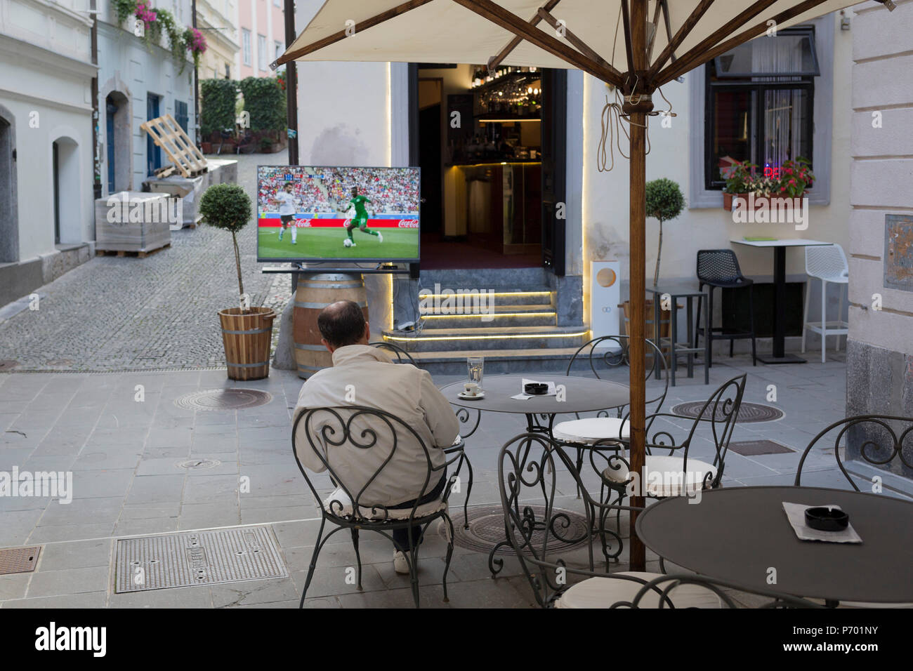 Ein einsamer Ventilator sports Uhren ein Wm Spiel 2018 im Fernsehen, in der slowenischen Hauptstadt Ljubljana, am 25. Juni 2018 in Ljubljana, Slowenien. Stockfoto