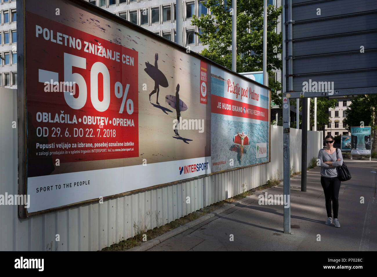 Für die Plakatwerbung verkauf Sommer Sport waren Kürzungen auf Slovenska Cesta (Straße) in der slowenischen Hauptstadt Ljubljana am 27. Juni 2018 in Ljubljana, Slowenien. Stockfoto