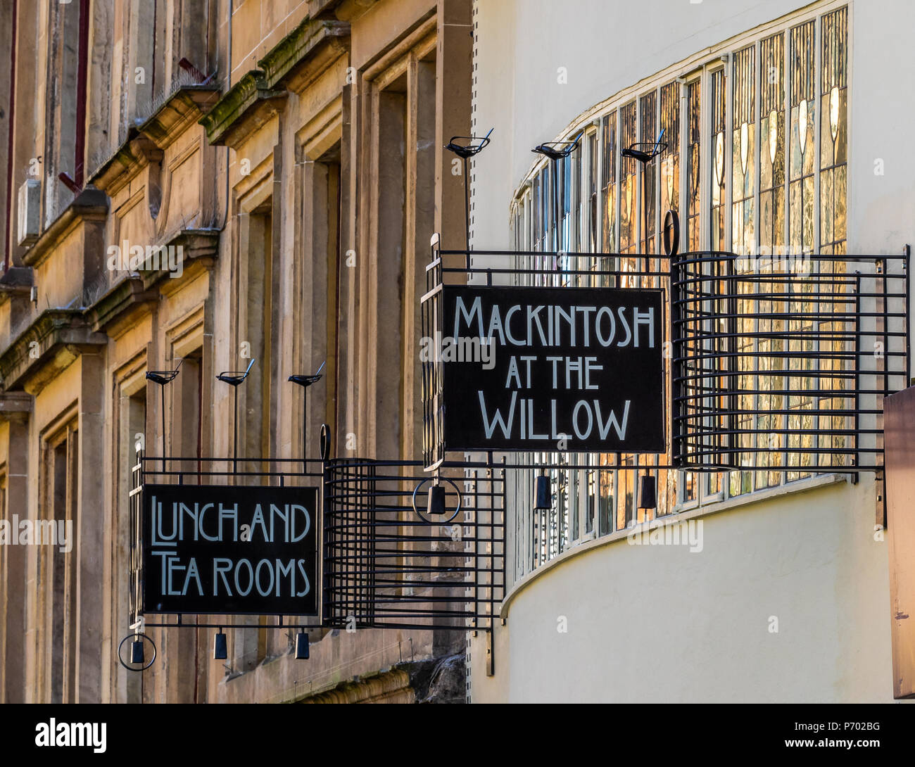 Die untergehende Sonne auf dem Charles Rennie Mackintosh Anzeichen für die Willow Tearoom auf der Sauchiehall Street in Glasgow, Schottland shinning Stockfoto