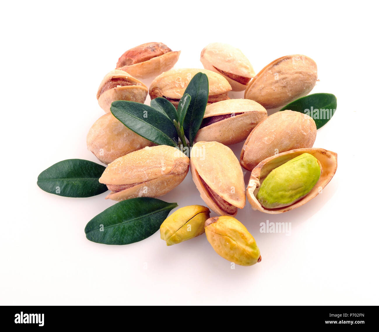 Pistazien auf weißem Hintergrund Stockfoto