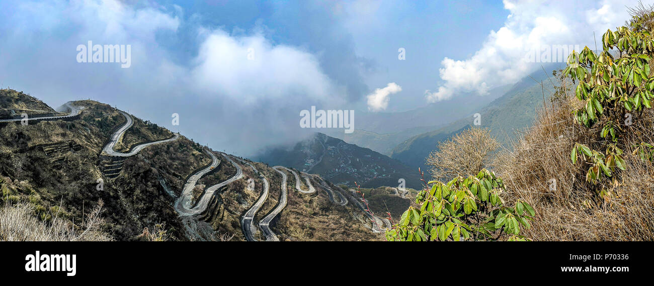 Drei Level Zickzack Straße ist wahrscheinlich die meisten schwindelerregende Straße der Welt. Im indischen Bundesstaat Sikkim, in die Berge des Himalaja, die Straße inkl Stockfoto