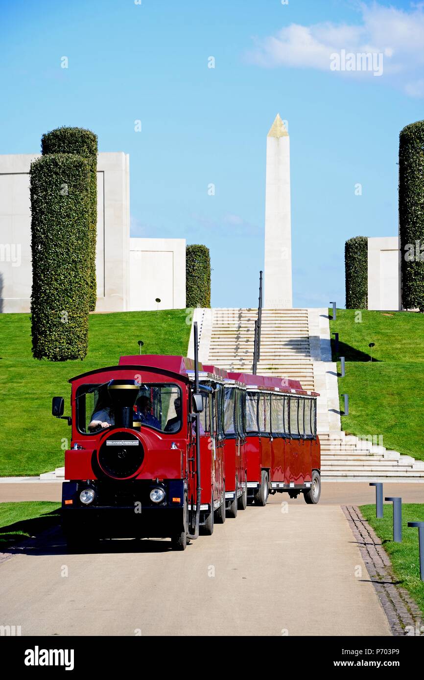 Vorderansicht der Streitkräfte Memorial mit einem roten Land Zug im Vordergrund und die Menschen genießen die Einstellung, National Memorial Arboretum, Alrewas, Stockfoto