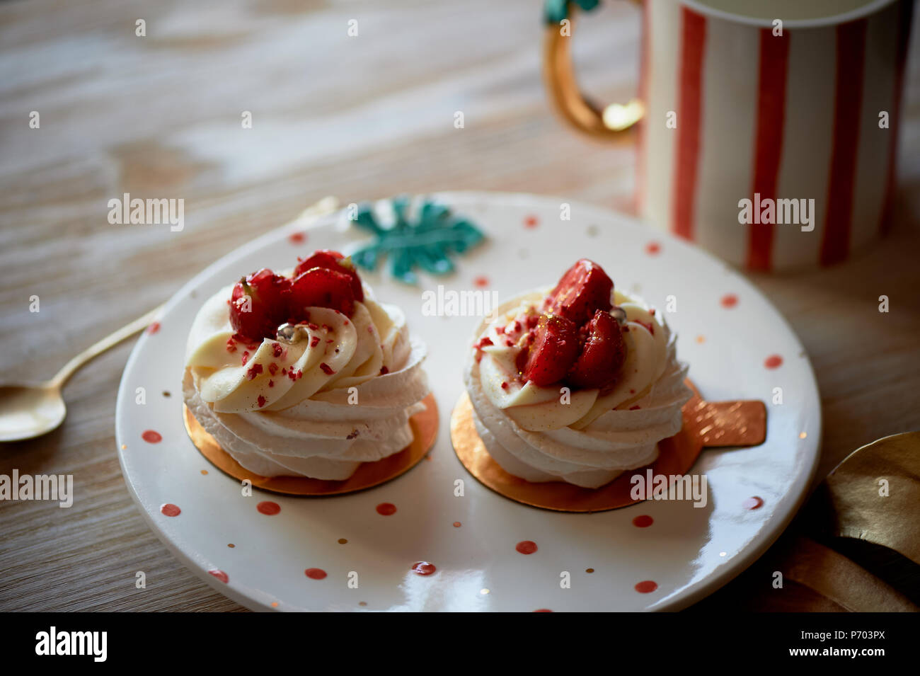 Luft und köstliches meringue Anna Pavlova im Herzen der Platte. Kulinarische Kunst Stockfoto