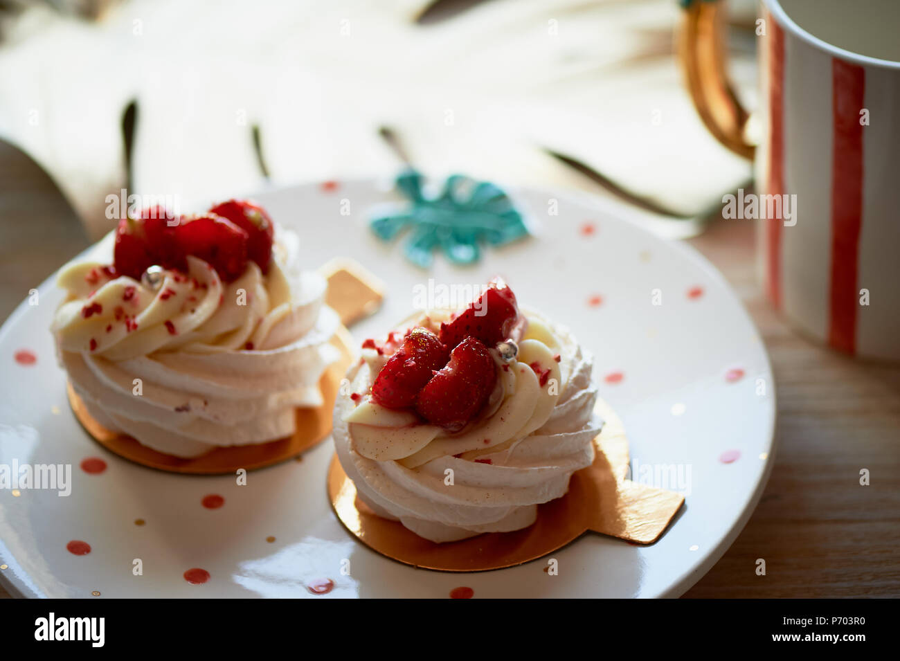 Luft und köstliches meringue Anna Pavlova im Herzen der Platte. Kulinarische Kunst Stockfoto