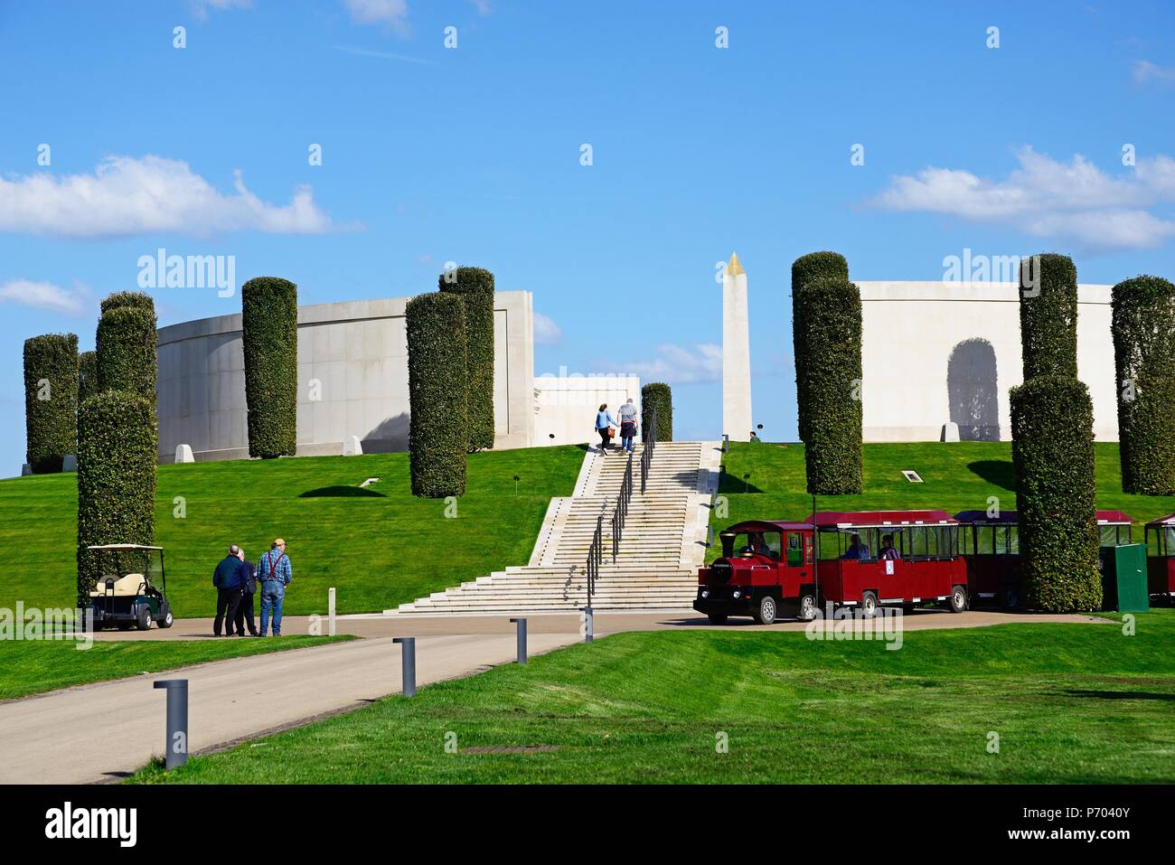 Vorderansicht der Streitkräfte Memorial mit einem roten Land Zug im Vordergrund und die Menschen genießen die Einstellung, National Memorial Arboretum, Alrewas, Stockfoto