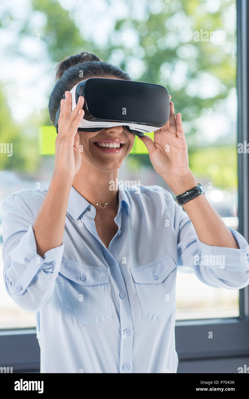 Portrait der Unternehmerin tragen virtual reality Headset im Büro Stockfoto