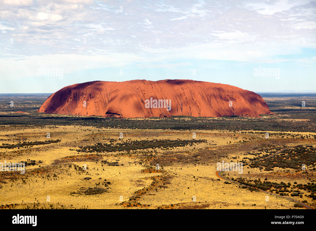 Luftaufnahme von Uluru in der uluṟu-Kata Tjuṯa National Park, Northern Territory, Australien. Stockfoto