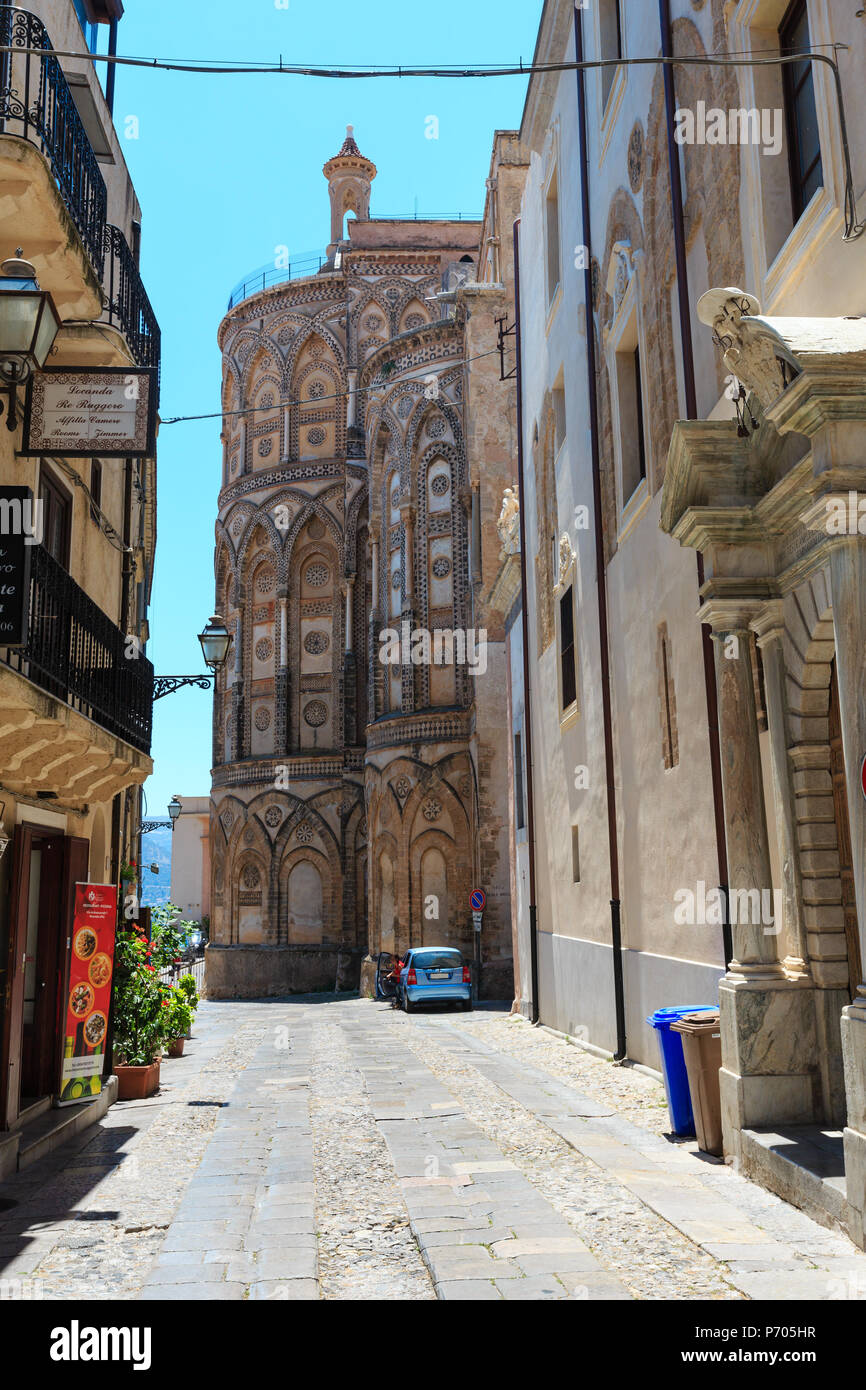 MONREALE, Italien, 15. JUNI 2017: Blick auf die Kathedrale. Eine der größten Umfang Beispiele normannischer Architektur. Stockfoto