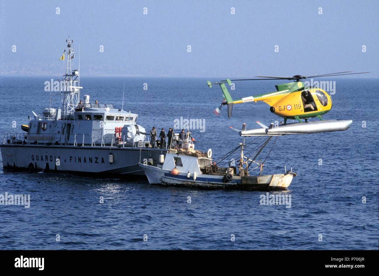 Italienische Finanzpolizei, 'Bigliani" class Patrol Boot steuert ein Schiff im Golf von Neapel Stockfoto