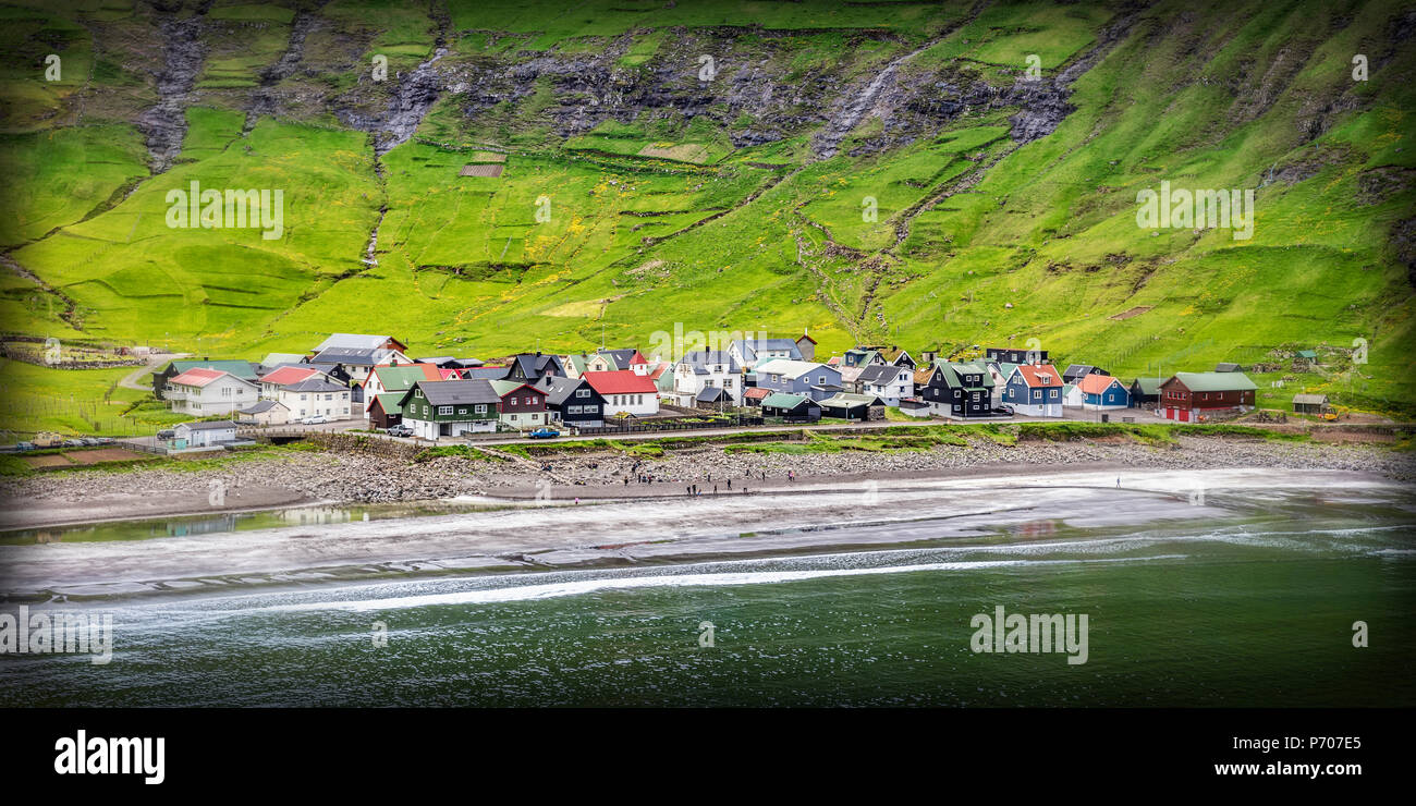 Dorf Tjornuvik, Blick vom Strand, Streymoy, Färöer Insel Stockfoto