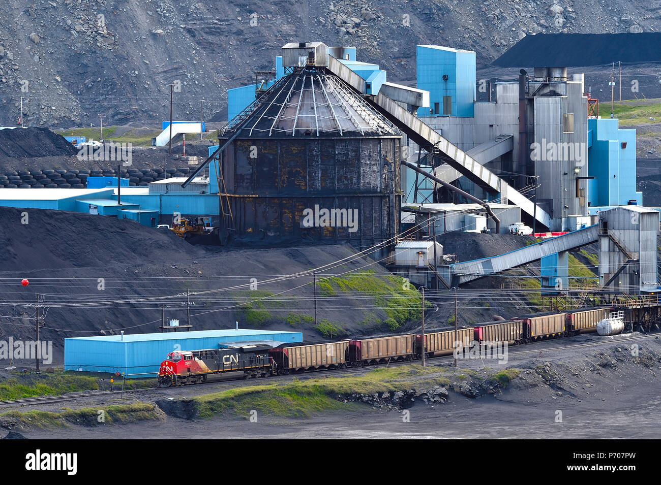 Ein horizontales Bild eines kanadischen National Freight Train laden Rohstoff Kohle aus einem Verarbeitungsbetrieb in den Ausläufern der Rocky Mountains in der Nähe von Cadomin Stockfoto