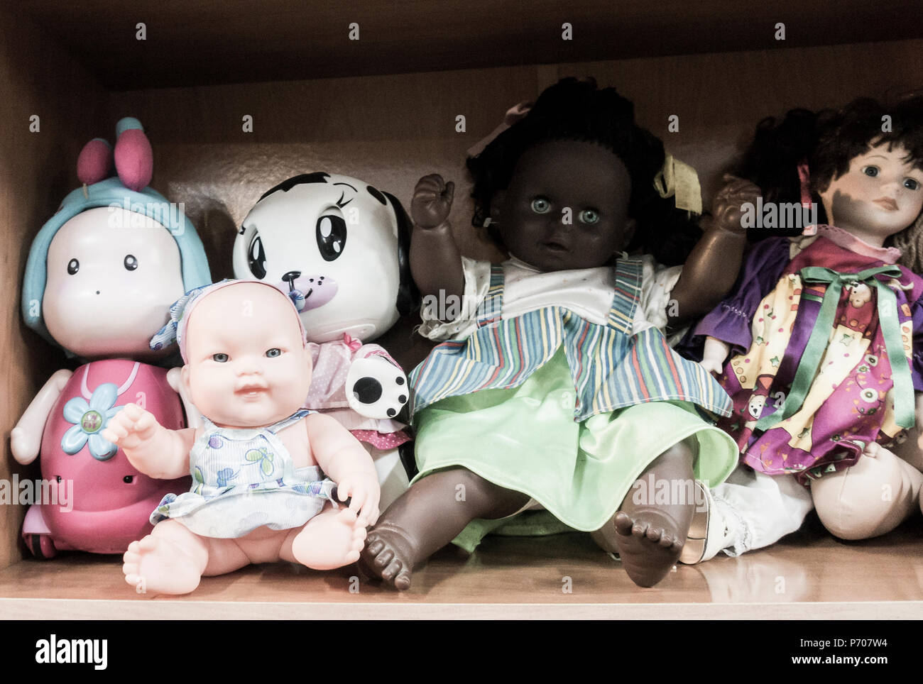 Puppen im Regal in der Liebe shop Stockfoto