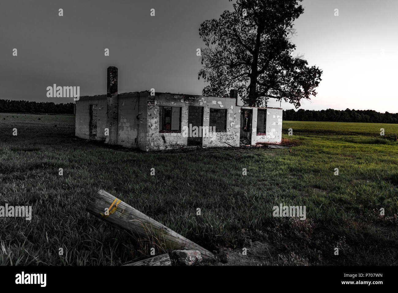 Alte verlassene Gebäude an der Seite der Straße verbrannt Stockfoto