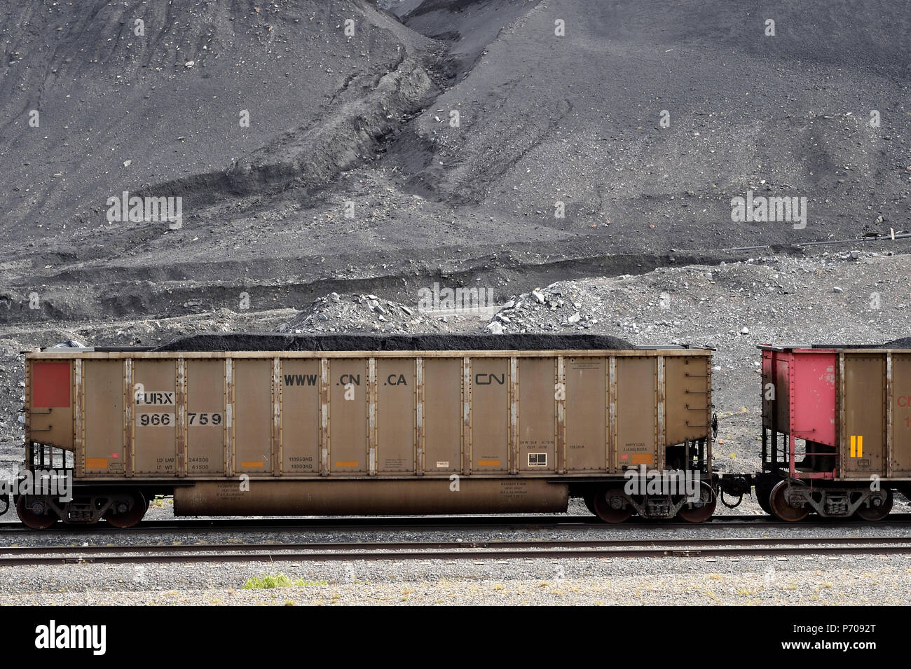 Ein horizontales Bild eines offenen oberen Schiene Auto mit Rohstoff Kohle Erz in einer Kohlengrube in der Nähe von Cadomin Alberta Kanada geladen. Stockfoto