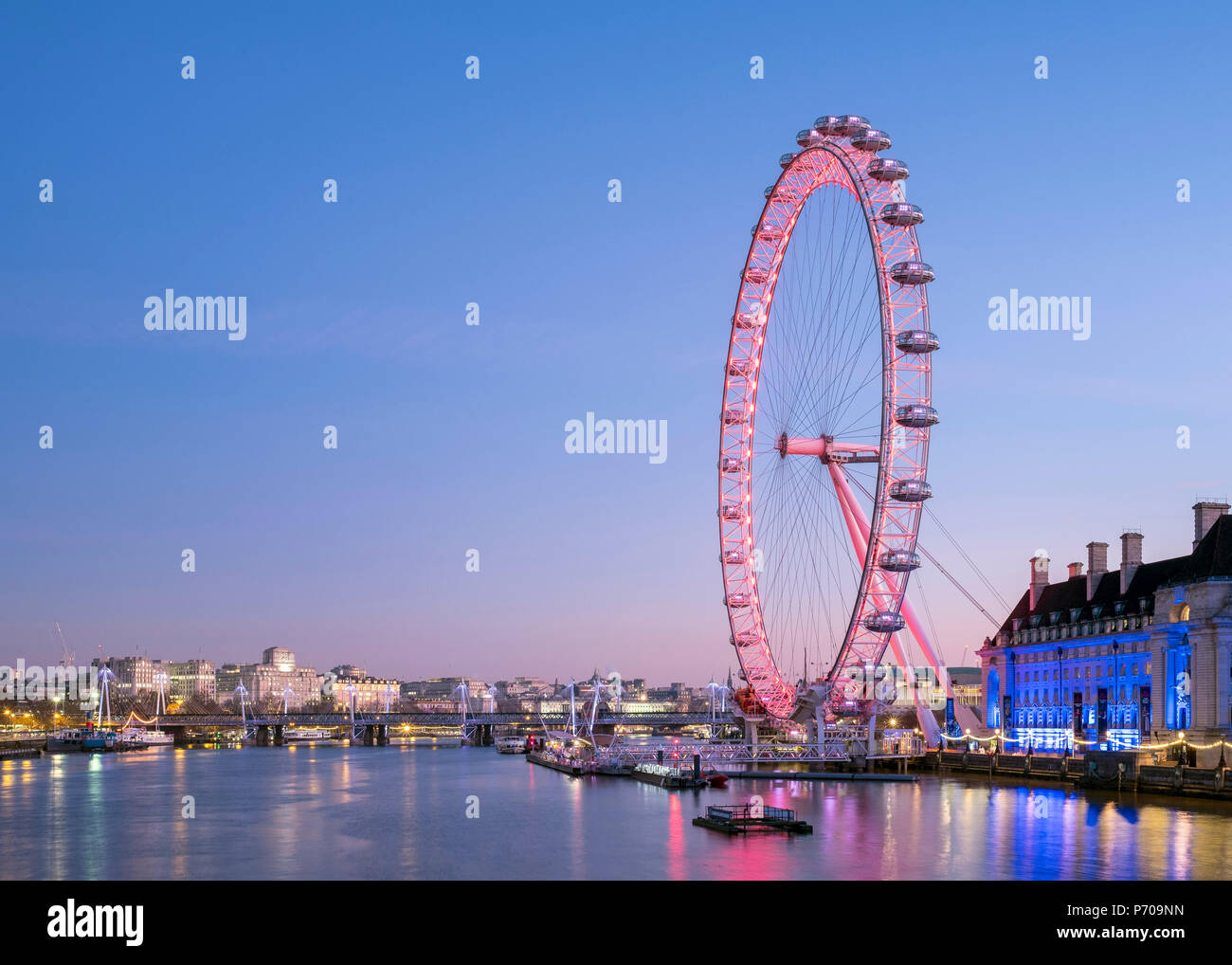 Vereinigtes Königreich, England, London. London Eye Riesenrad an der Themse im Morgengrauen. Stockfoto