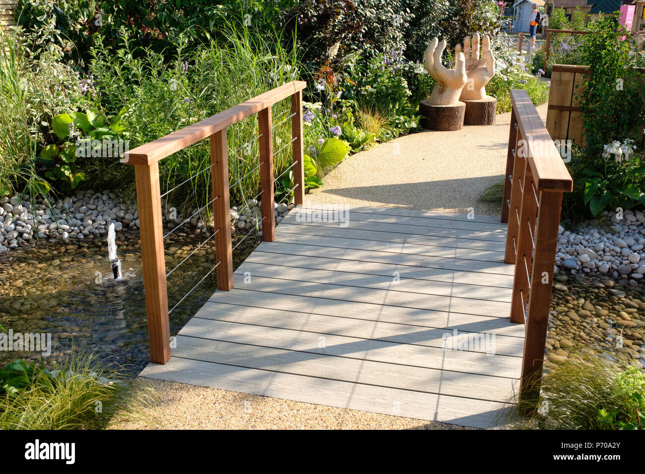 RHS Hampton Court Palace Flower Show, 2018. Die Limbcare Garten. Von Edward Mairis Landschaft Design entworfen. Stockfoto