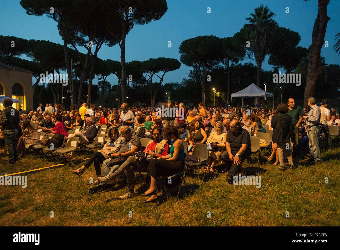 Rom, Italien. 02 Juli, 2018. Der Legendäre Musiker, die einzige italienische Datum, im Casa del Jazz in Rom am 2/7/2018 in der Musikalischen Revue' ich Concerti Nel Parco". Nash zuerst mit den Hollies dann mit Crosby, Stills und Junge hat viele Erfolge mit Songs zu Geschichte gesammelt. Mit ihm auf der Bühne Shane Fontaine an der Gitarre und Todd Caldwell an den Keyboards. Publikum: Leo Claudio De Petris/Pacific Press/Alamy leben Nachrichten Stockfoto