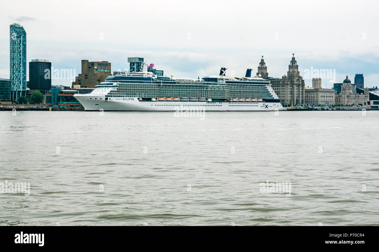 Celebrity Eclipse Kreuzfahrtschiff angedockt am Pier Kopf neben der Drei Grazien, Liverpool, England, UK, vom Fluss Mersey gesehen Stockfoto