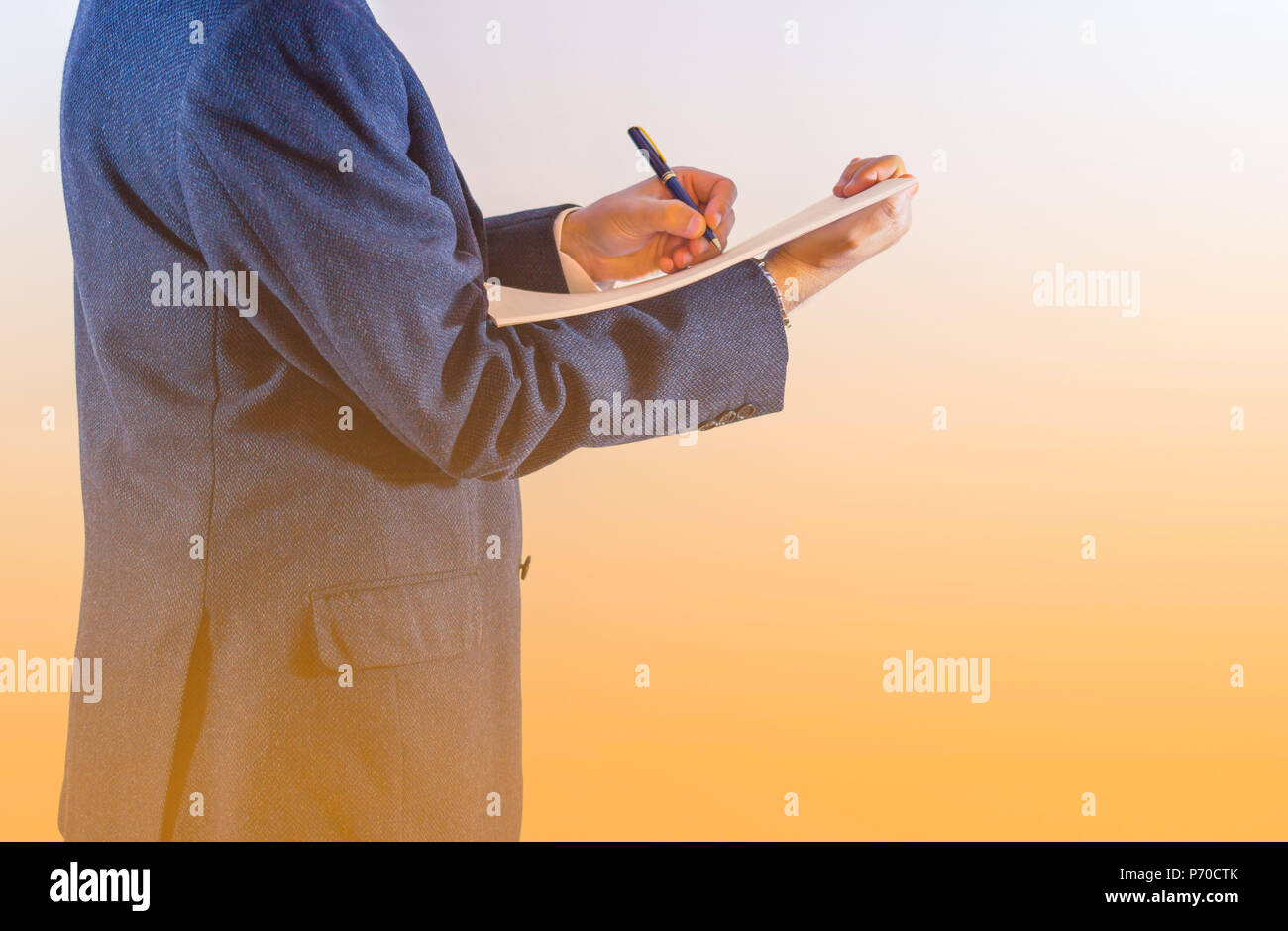 Nahaufnahme der Geschäftsmann auf Papier auf weißem Hintergrund/Geschäftsmann geschrieben ist, einen Brief schreiben oder die Unterzeichnung eines Abkommens. Stockfoto