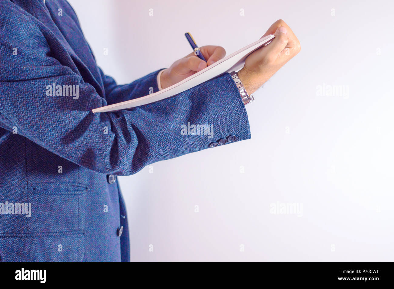Nahaufnahme der Geschäftsmann auf Papier auf weißem Hintergrund/Geschäftsmann geschrieben ist, einen Brief schreiben oder die Unterzeichnung eines Abkommens. Stockfoto