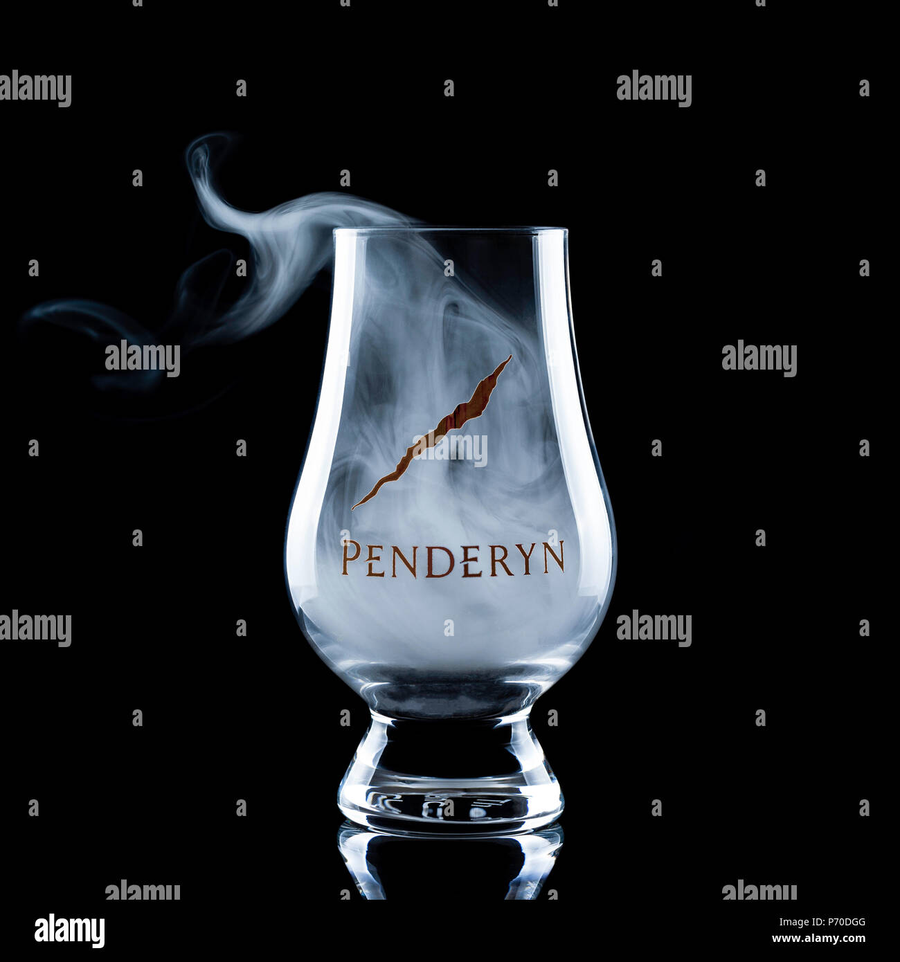 Penderyn Whiskey Glas mit Rauch über der Oberseite auf schwarzem Hintergrund fließende Stockfoto