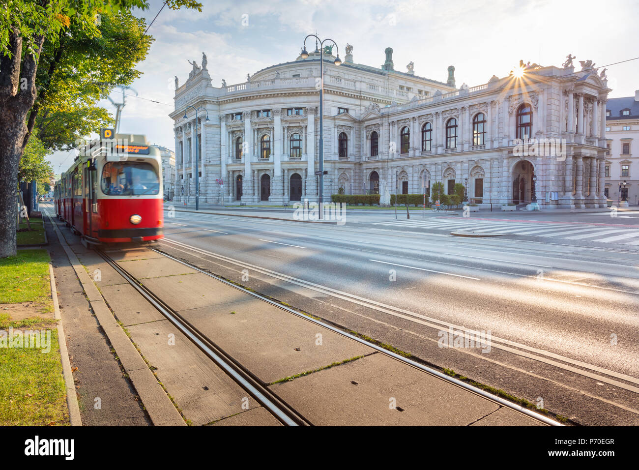 Wien. Stadtbild von Wien mit Nationaltheater bei Sonnenaufgang. Stockfoto