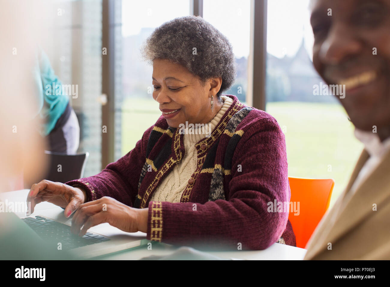 Lächelnd, zuversichtlich senior Geschäftsfrau mit Laptop Stockfoto