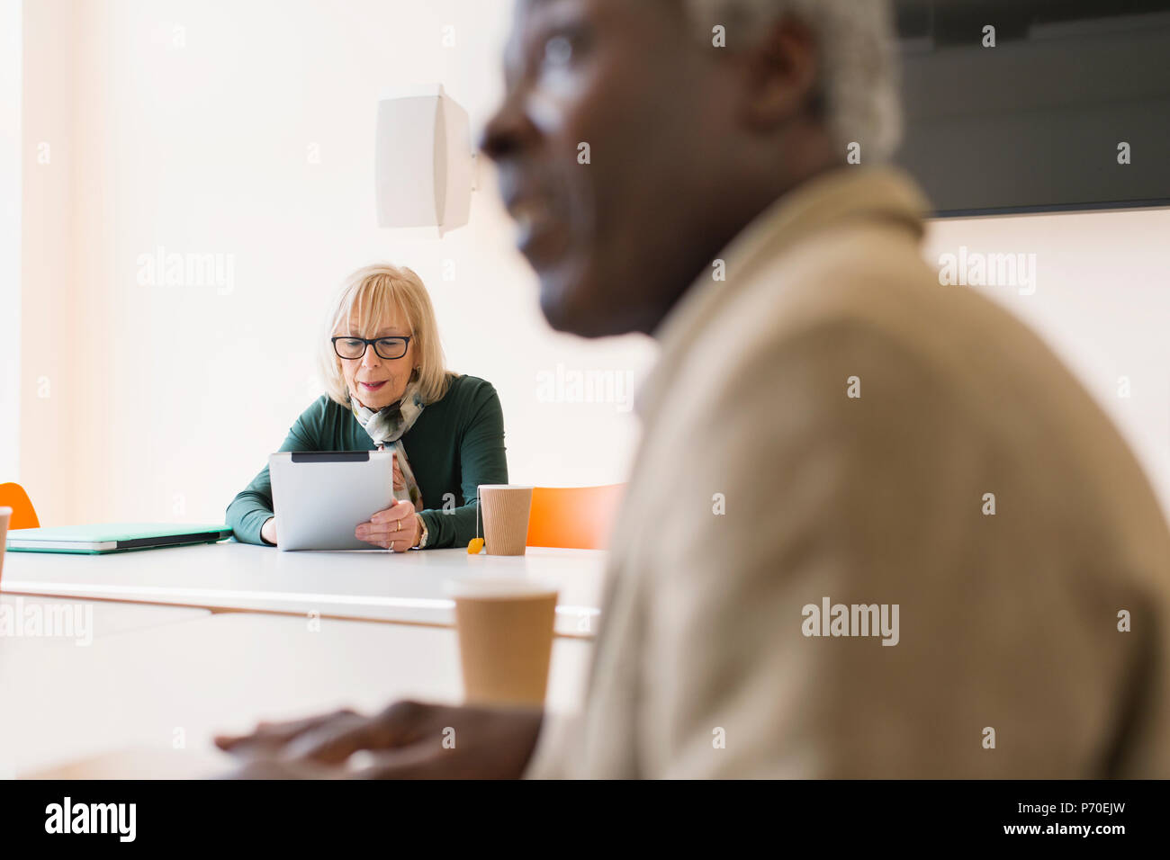 Senior Geschäftsfrau mit digitalen Tablette im Konferenzraum treffen Stockfoto