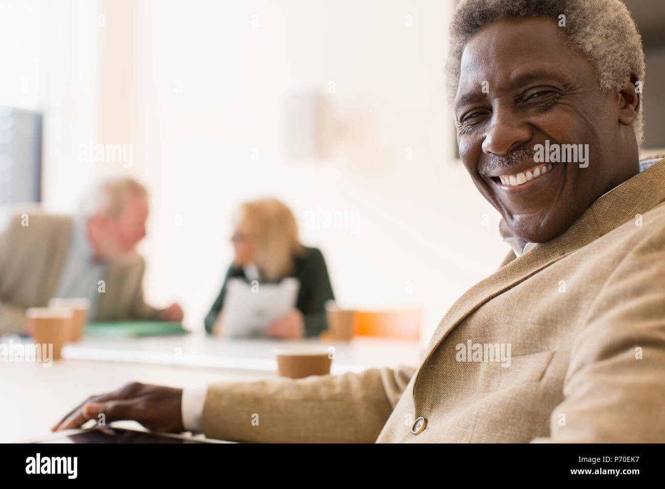 Porträt Lächeln, selbstbewussten älteren Geschäftsmann im Konferenzraum treffen Stockfoto