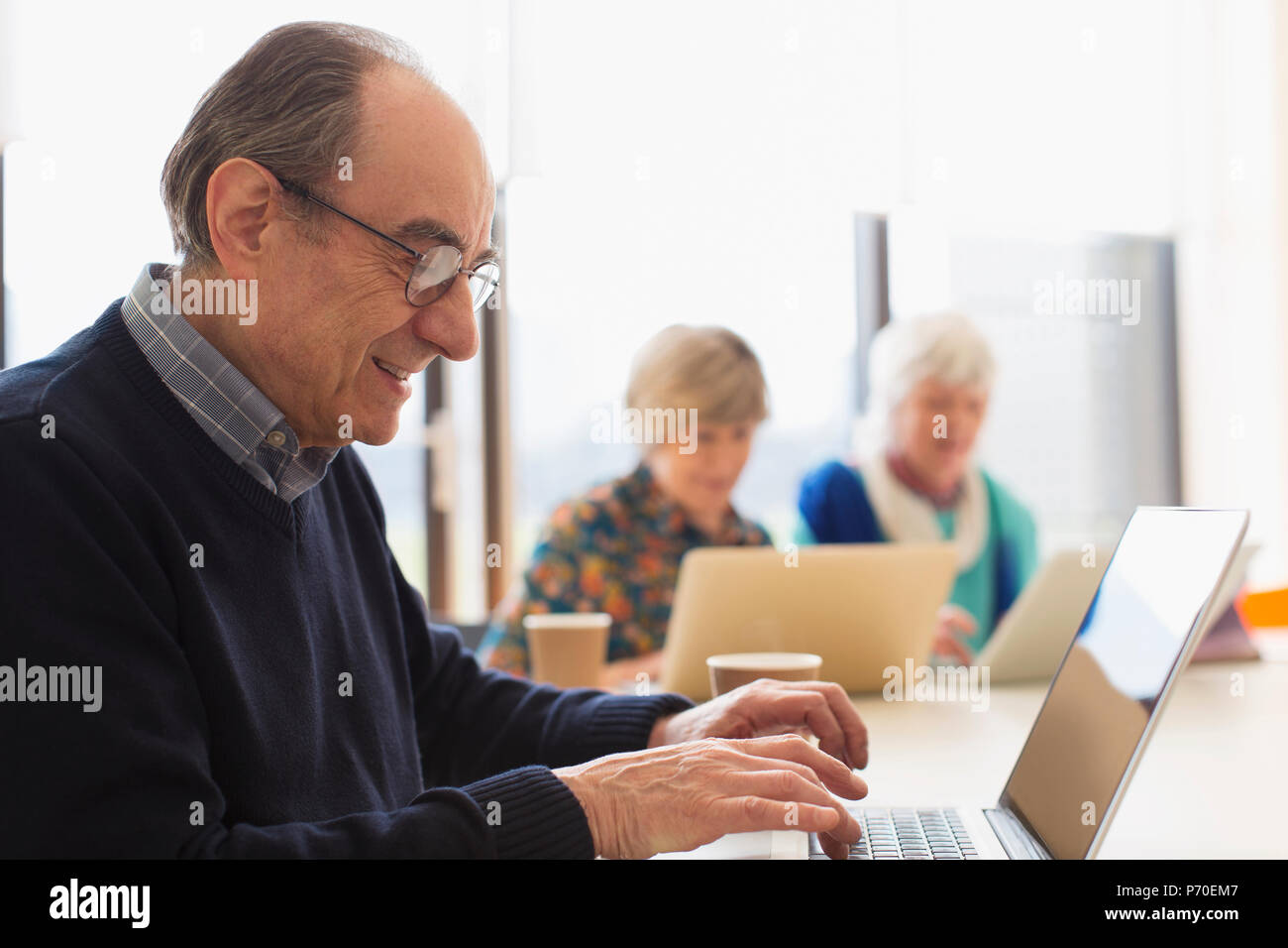 Geschäftsmann mit Laptop im Zimmer Tagung Stockfoto