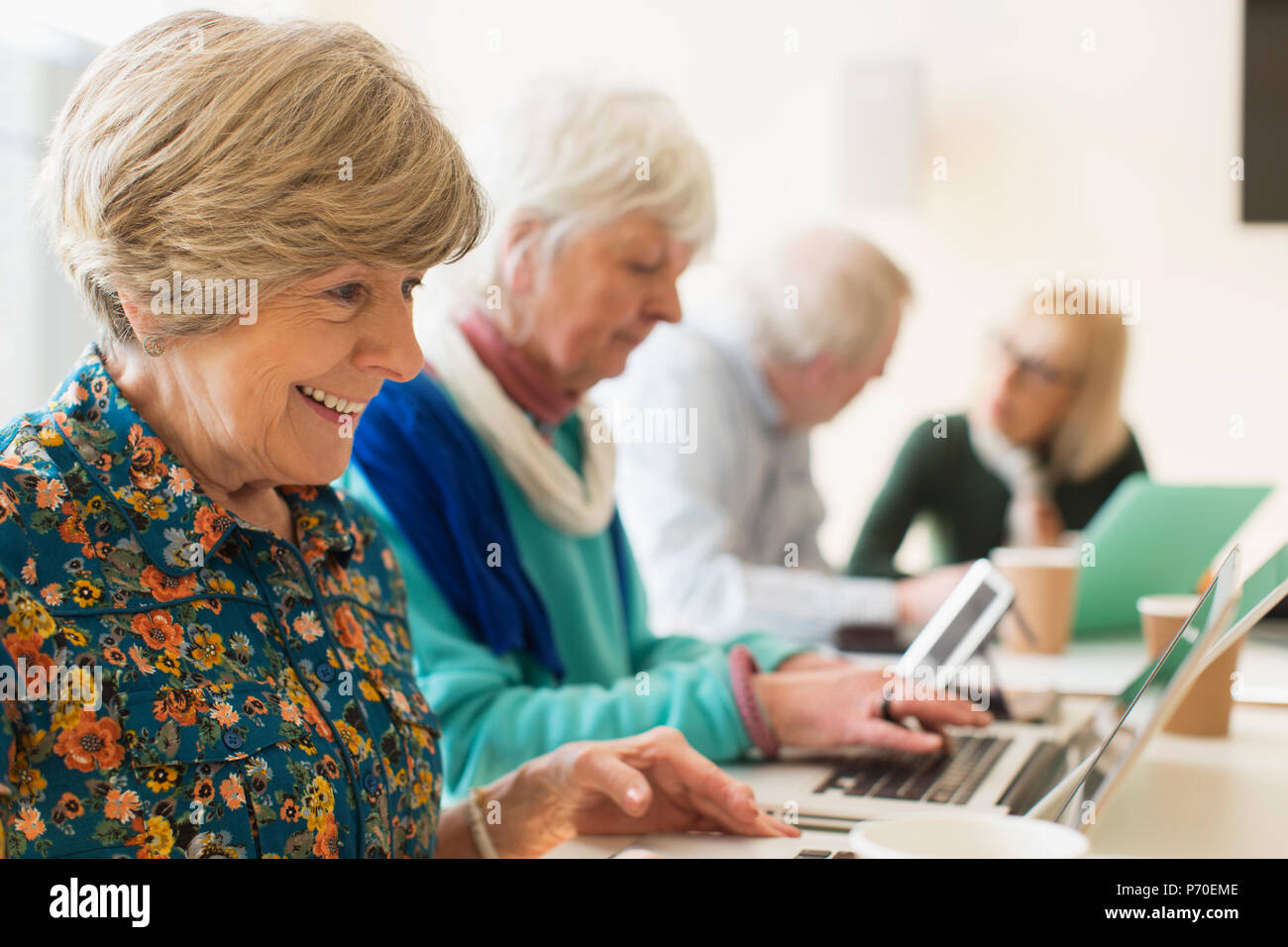 Ältere Frauen mit Laptops im Konferenzraum treffen Stockfoto