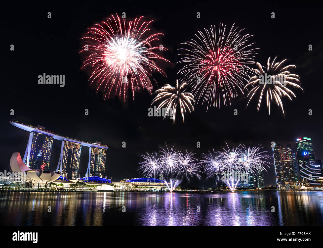 Marina Bay Skyline bei Nacht mit nationalen Tag Feuerwerk. Singapur. Stockfoto