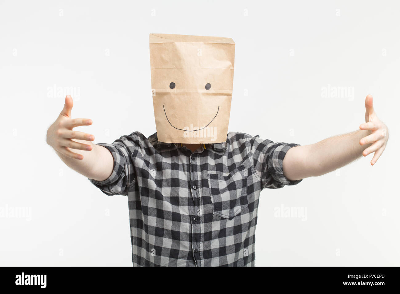 Männer in happy Paper bag Maske einladen, Hug Stockfoto
