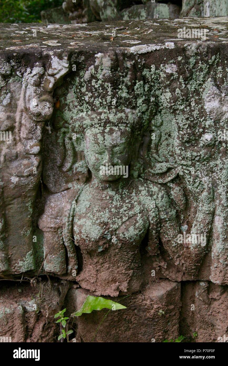 Gefunden außerhalb Ta Prohm Tempel von Schmutz und Moos bedeckt. Schönen verworfen Schnitzen. Stockfoto