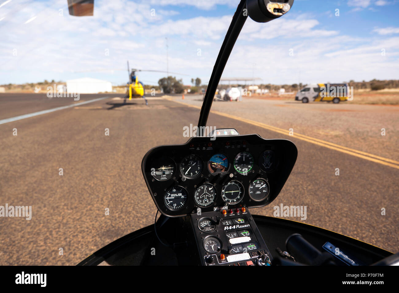 Blick aus dem Cockpit eines R44 Raven Helecopter, von connellan Flughafen, für einen Rundflug über Uluṟu - Kata Tjuṯa National Park, Stockfoto