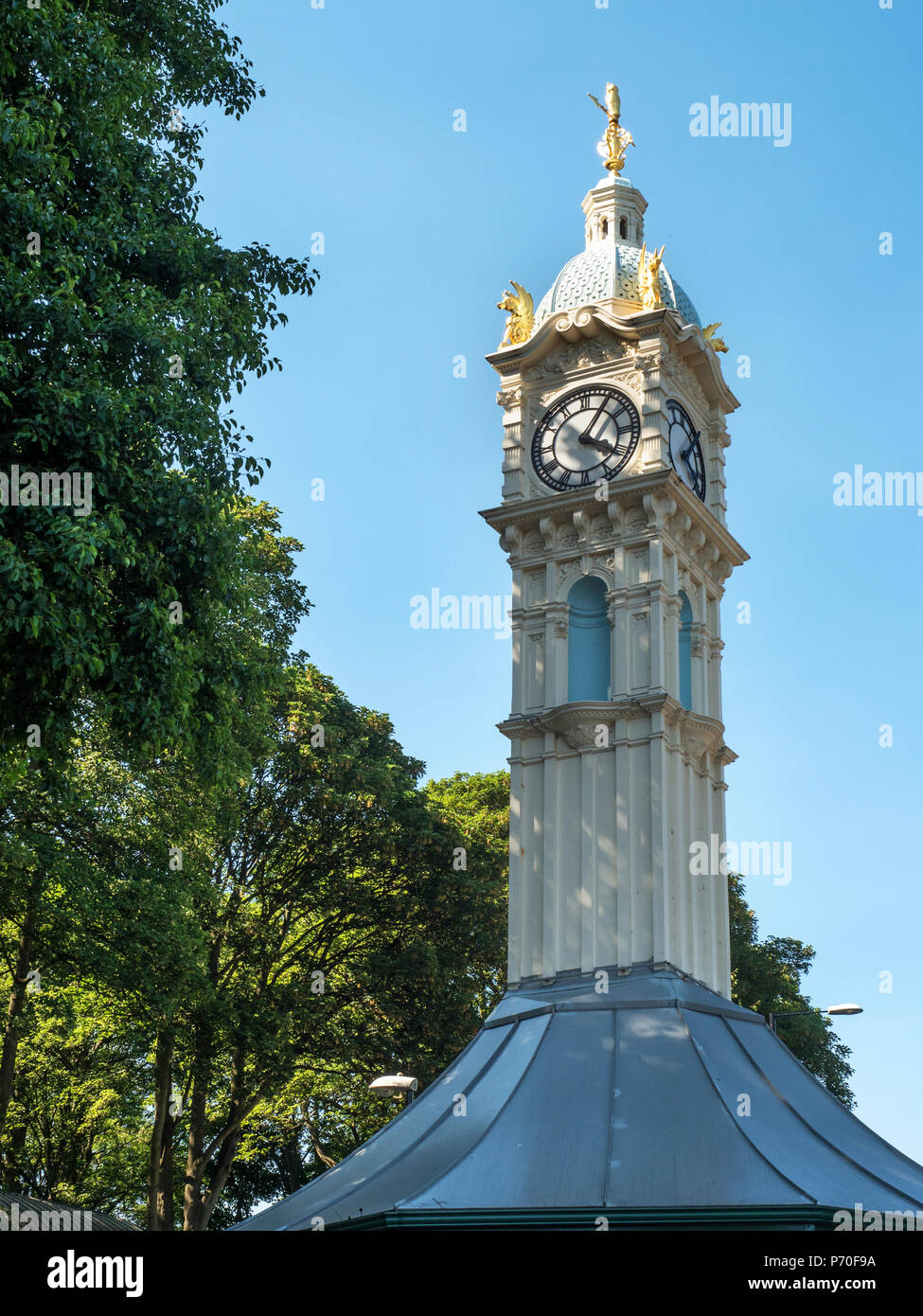 Die restaurierte Uhr in Oakwood Oakwood in der Nähe von roundhay Park Leeds West Yorkshire England Stockfoto