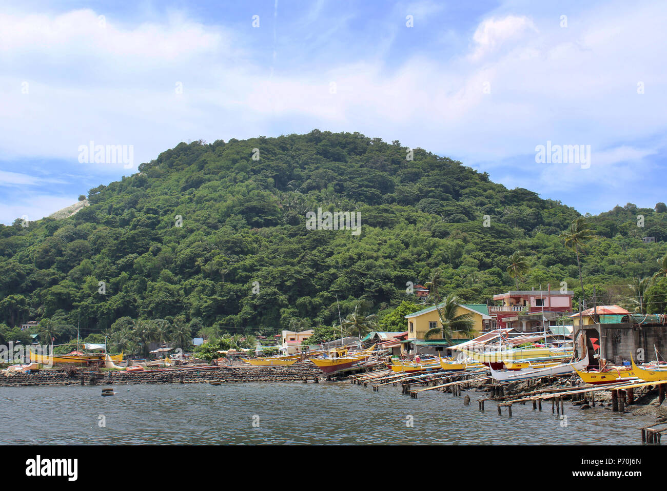 Eine Bootsanlegestelle an der Landschaft, Ländliche Hafen, Dorf neben dem Meer. Stockfoto