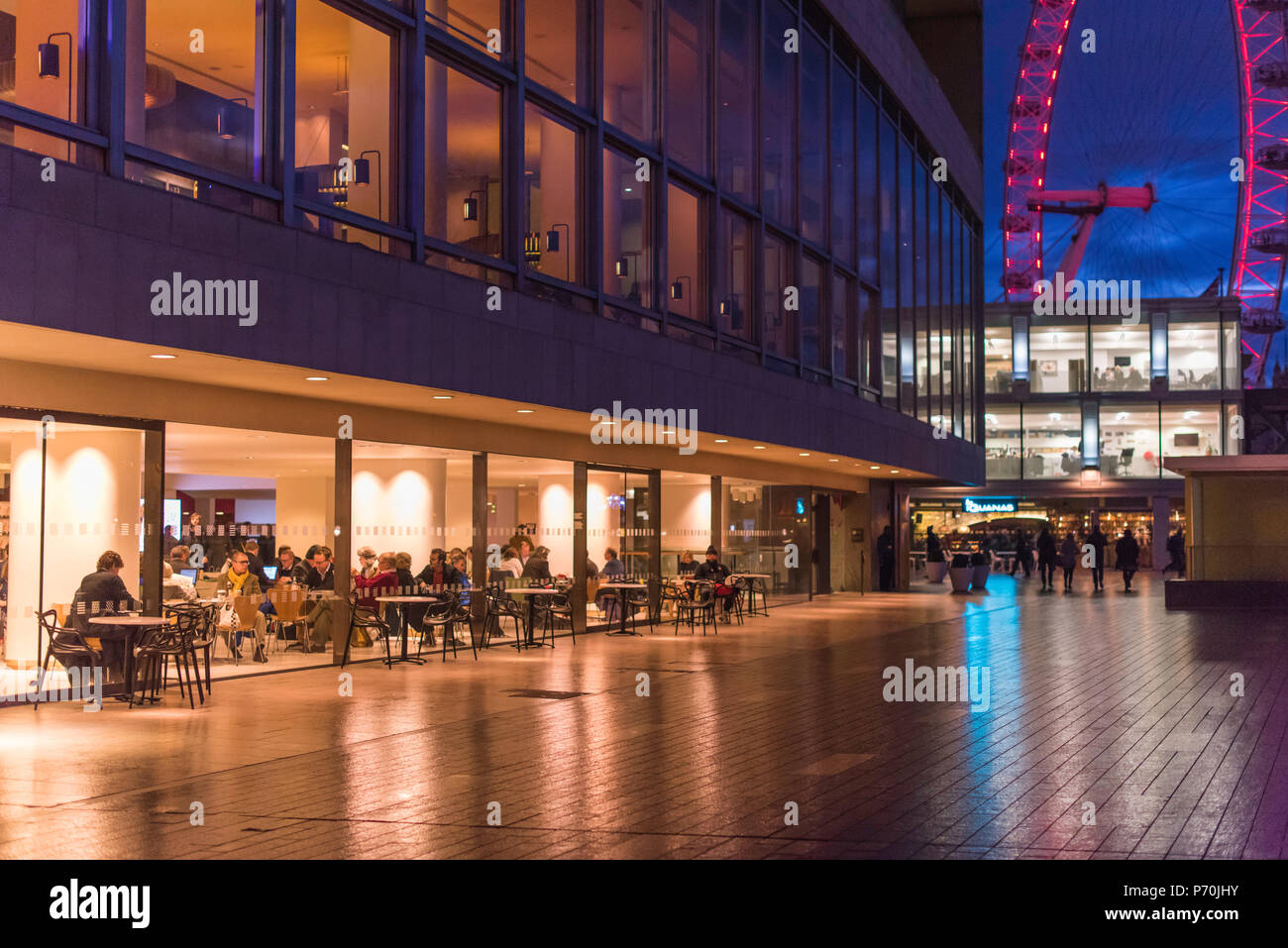 Die Southbank Centre bei Nacht, London, England, UK. Stockfoto