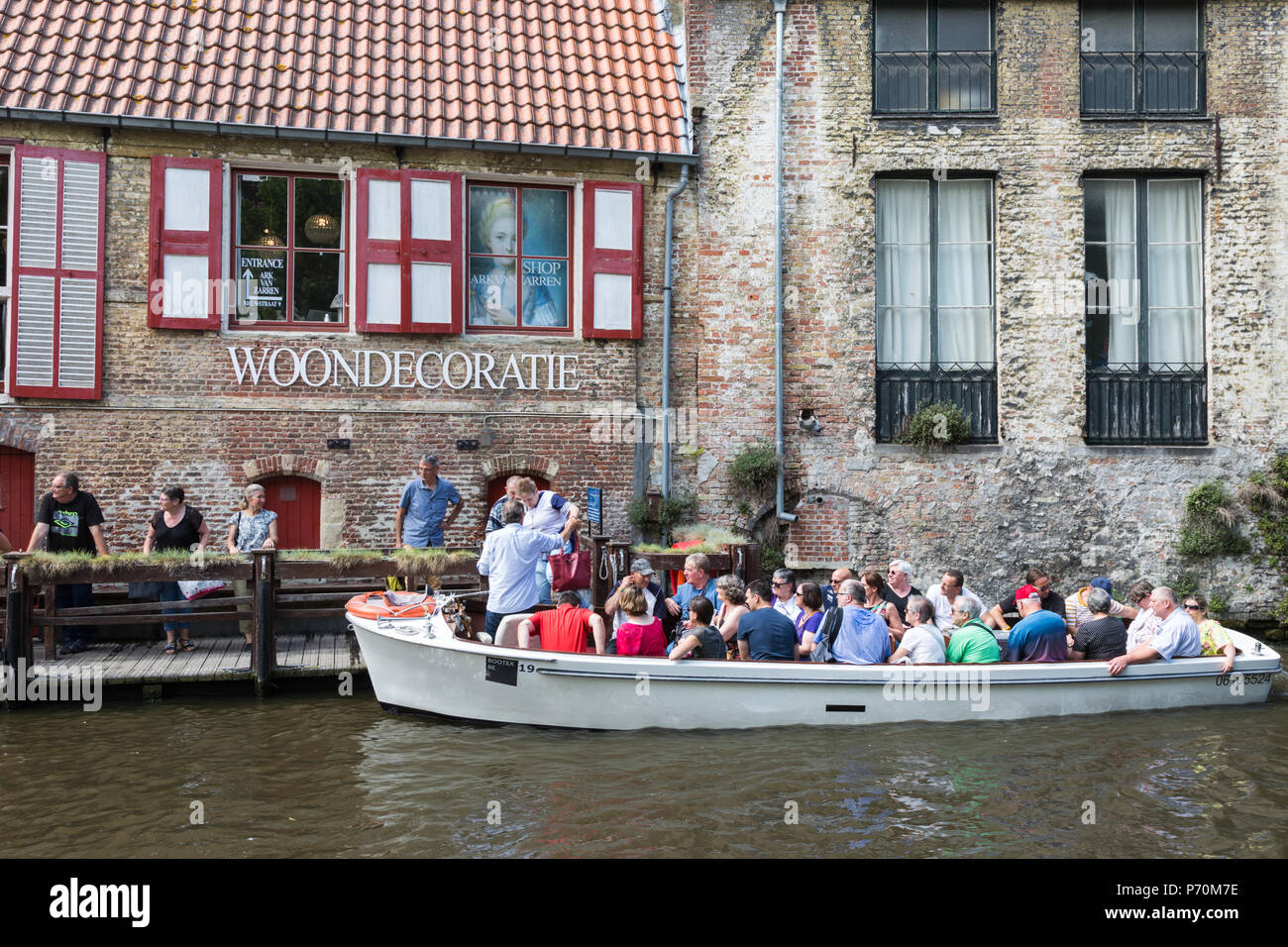 Touristische Bootsfahrt auf dem Kanal, Brügge, Belgien Stockfoto