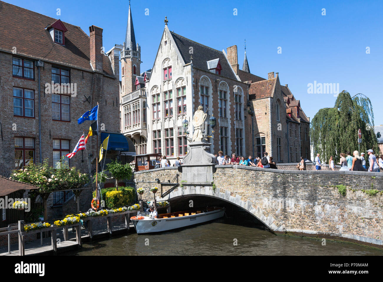 Brücke über den Kanal, Brügge, Belgien, Sommer 2018 Stockfoto