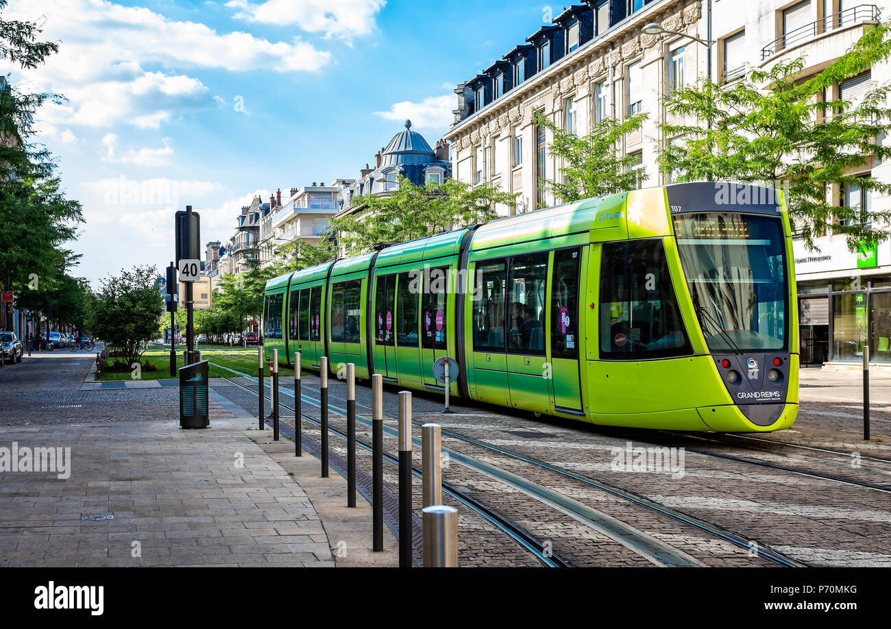 Fluoreszierend grün Straßenbahn in Reims, Burgund, Frankreich am 29. Juni 2018 getroffen Stockfoto