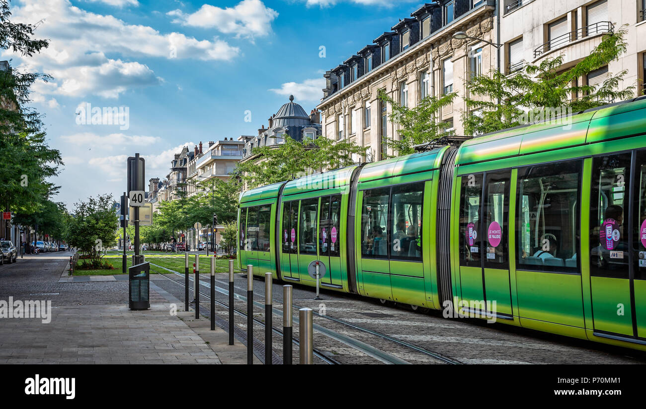 Fluoreszierend grün Straßenbahn in Reims, Burgund, Frankreich am 29. Juni 2018 getroffen Stockfoto
